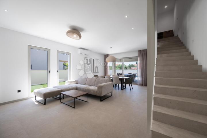 MODERNA LUKSUZNA VILA S BAZENOM, DUPLEX , NAMJEŠTENO!!