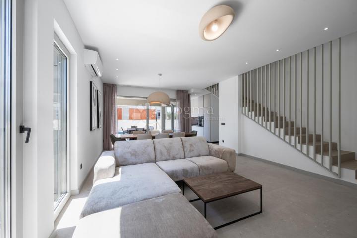 MODERNA LUKSUZNA VILA S BAZENOM, DUPLEX , NAMJEŠTENO!!