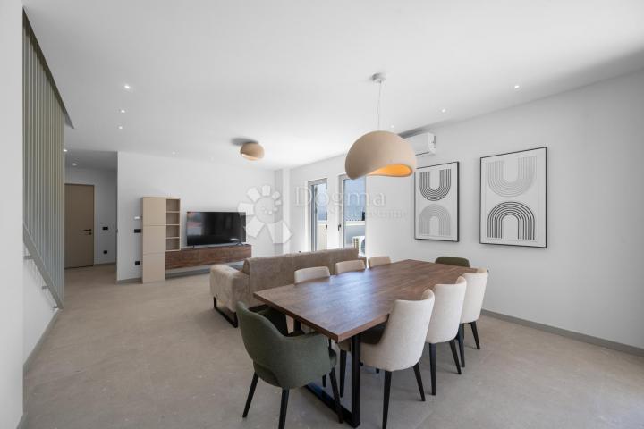 MODERNA LUKSUZNA VILA S BAZENOM, DUPLEX , NAMJEŠTENO!!