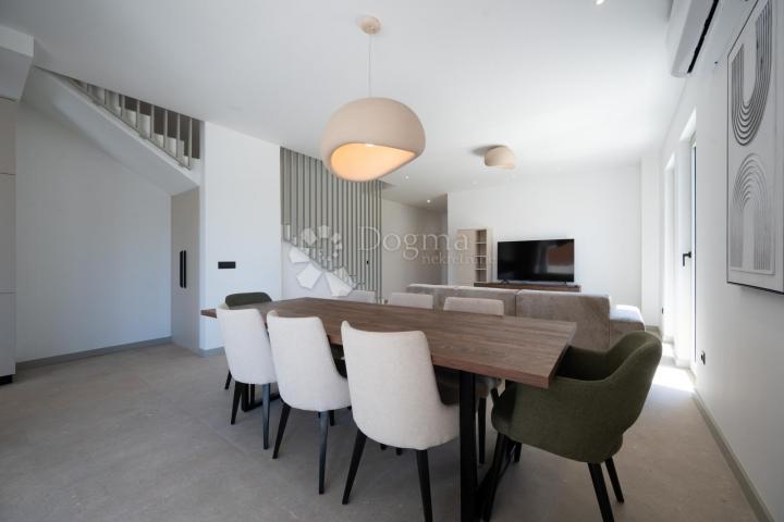 MODERNA LUKSUZNA VILA S BAZENOM, DUPLEX , NAMJEŠTENO!!