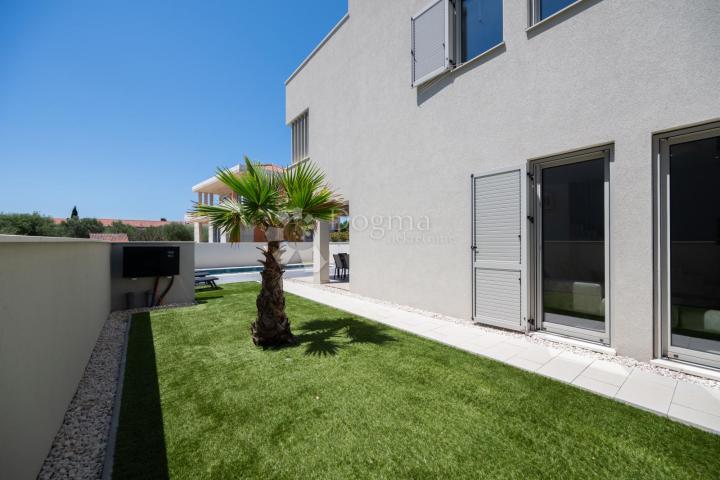 MODERNA LUKSUZNA VILA S BAZENOM, DUPLEX , NAMJEŠTENO!!