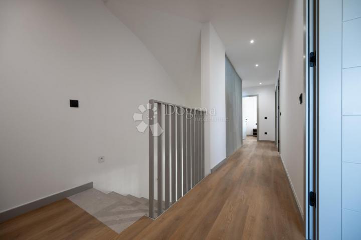 MODERNA LUKSUZNA VILA S BAZENOM, DUPLEX , NAMJEŠTENO!!