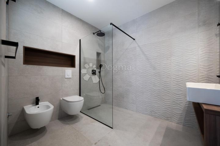 MODERNA LUKSUZNA VILA S BAZENOM, DUPLEX , NAMJEŠTENO!!