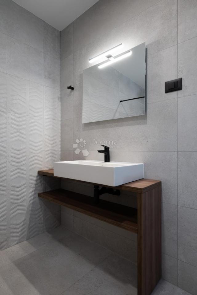 MODERNA LUKSUZNA VILA S BAZENOM, DUPLEX , NAMJEŠTENO!!