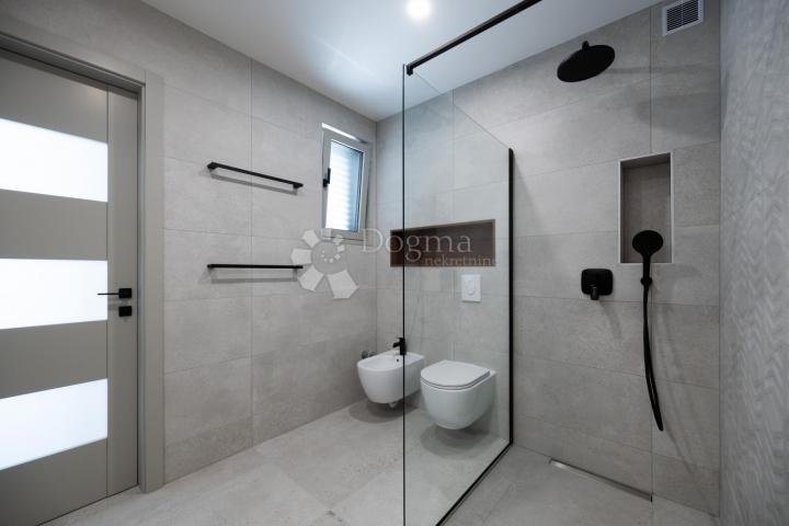 MODERNA LUKSUZNA VILA S BAZENOM, DUPLEX , NAMJEŠTENO!!