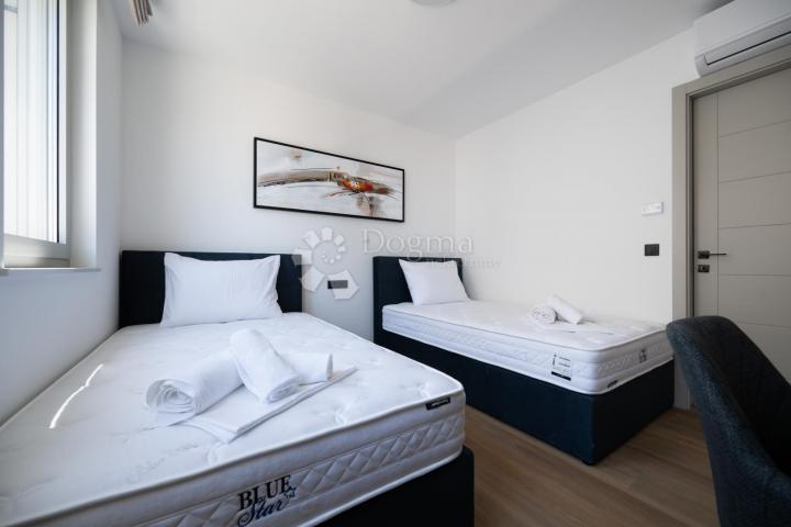 MODERNA LUKSUZNA VILA S BAZENOM, DUPLEX , NAMJEŠTENO!!