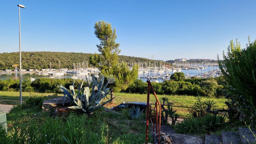 Mediteranski vrt s pogledom na Marinu Veruda