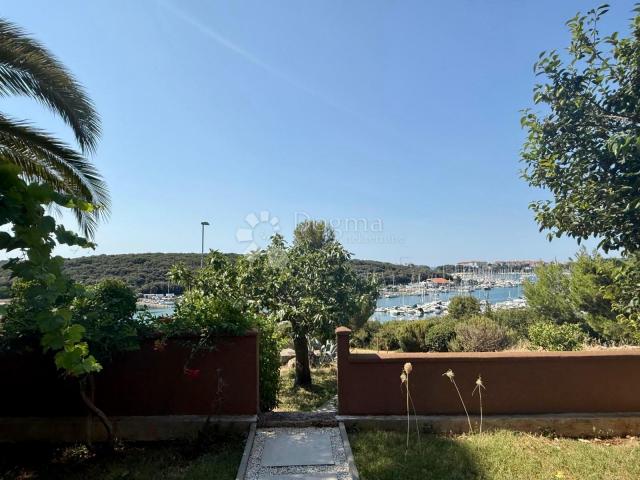 Mediteranski vrt s pogledom na Marinu Veruda