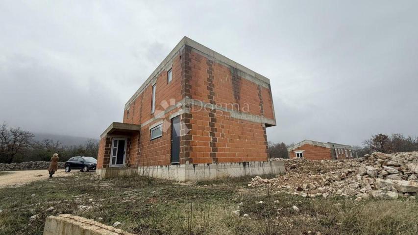 ROH BAU KATNICA S BAZENOM, OKOLICA LABINA