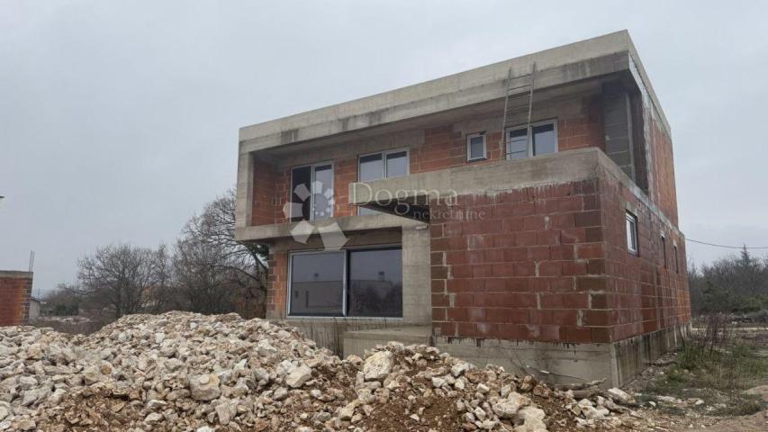 KATNICA S BAZENOM U IZGRADNJI , OKOLICA LABINA