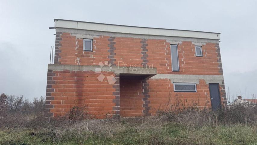 KATNICA S BAZENOM U IZGRADNJI , OKOLICA LABINA
