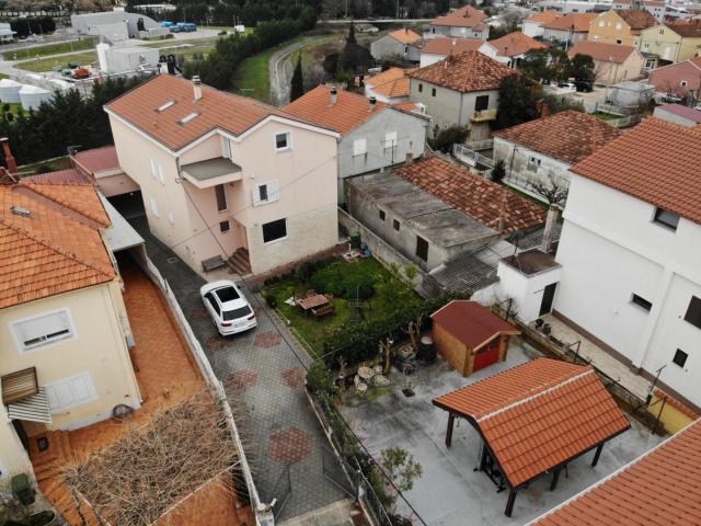 ZADAR, SMILJEVAC - Prostrana renovirana kuća s garažom