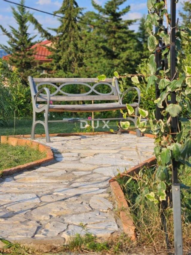 ČAVLE - villa s 3 stana, grijanim bazenom, konobom i garažom - uhodani posao!