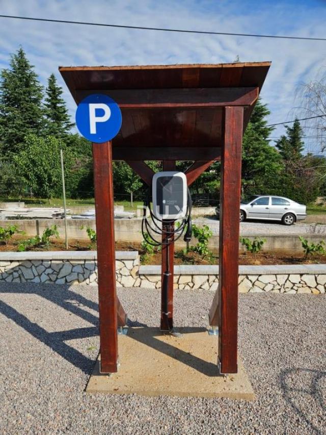 ČAVLE - villa s 3 stana, grijanim bazenom, konobom i garažom - uhodani posao!