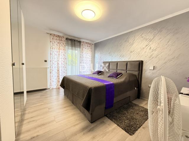 ČAVLE - villa s 3 stana, grijanim bazenom, konobom i garažom - uhodani posao!
