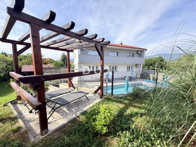 ČAVLE - villa s 3 stana, grijanim bazenom, konobom i garažom - uhodani posao!