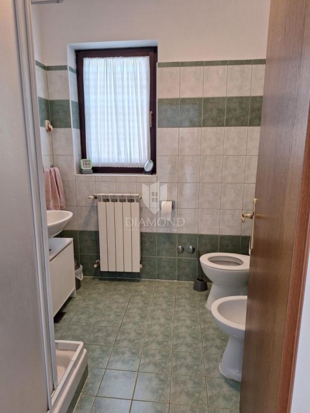 Pula, kuća sa trosobnim stanom i poslovnim prostorom!