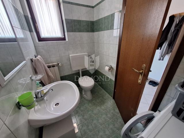 Pula, kuća sa trosobnim stanom i poslovnim prostorom!