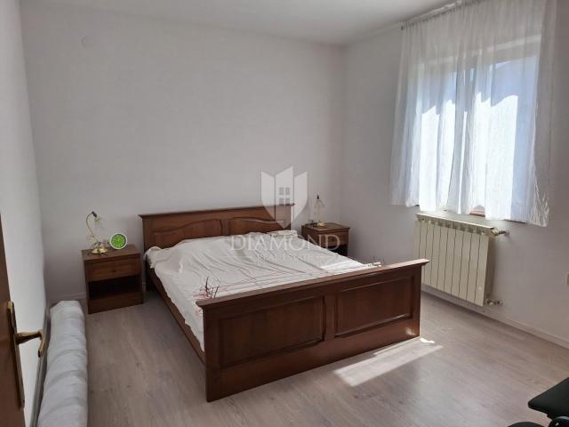 Pula, kuća sa trosobnim stanom i poslovnim prostorom!