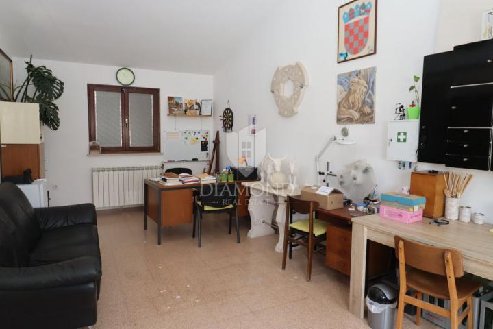 Pula, kuća sa trosobnim stanom i poslovnim prostorom!