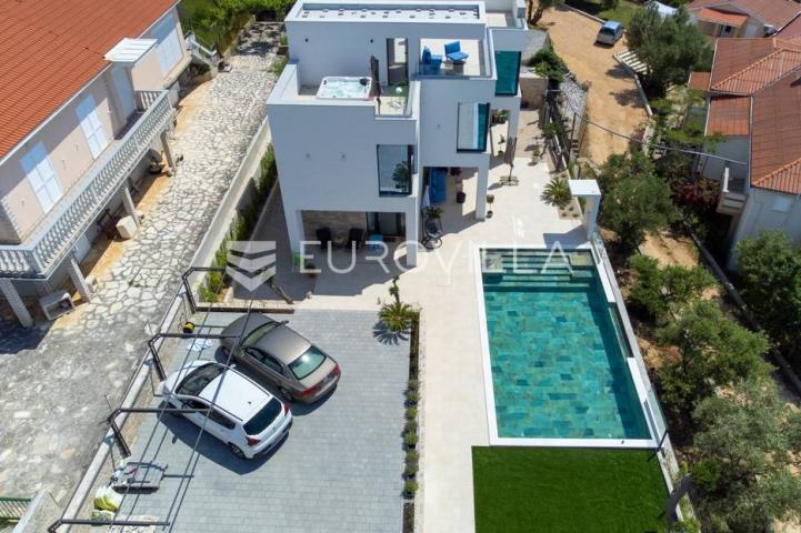 Pag, Lun, prekrasna vila s bazenom