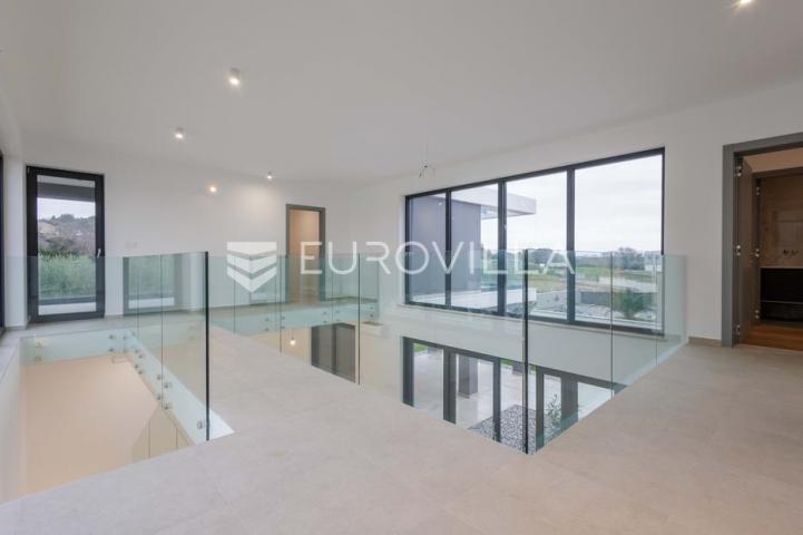 Istra, Pomer, unikatna, moderna villa 20 m od mora 417 m²