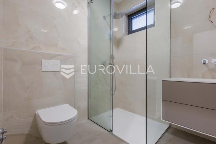 Istra, Pomer, unikatna, moderna villa 20 m od mora 417 m²