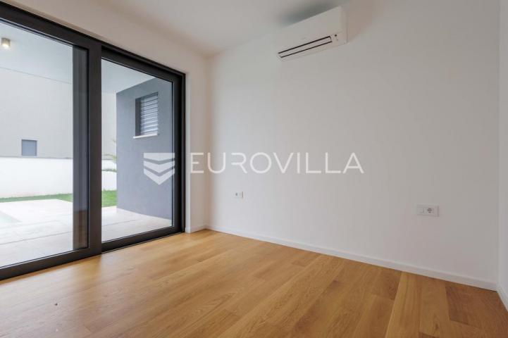 Istra, Pomer, unikatna, moderna villa 20 m od mora 417 m²