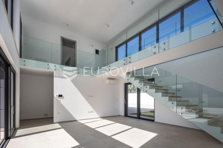 Istra, Pomer, unikatna, moderna villa 20 m od mora 417 m²