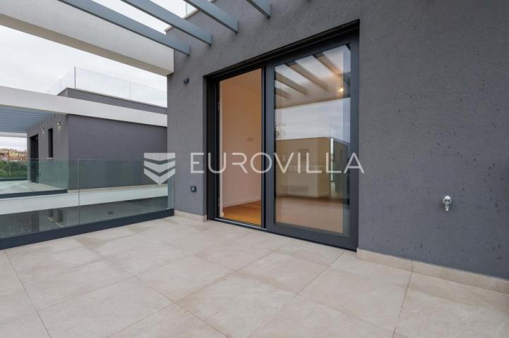 Istra, Pomer, unikatna, moderna villa 20 m od mora 417 m²