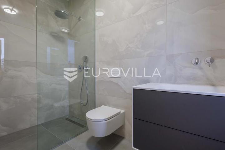 Istra, Pomer, unikatna, moderna villa 20 m od mora 417 m²