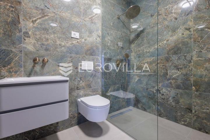 Istra, Pomer, unikatna, moderna villa 20 m od mora 417 m²