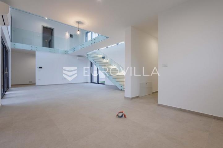 Istra, Pomer, unikatna, moderna villa 20 m od mora 417 m²