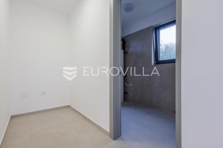 Istra, Pomer, unikatna, moderna villa 20 m od mora 417 m²