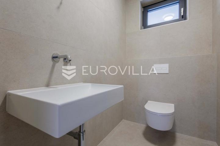Istra, Pomer, unikatna, moderna villa 20 m od mora 417 m²