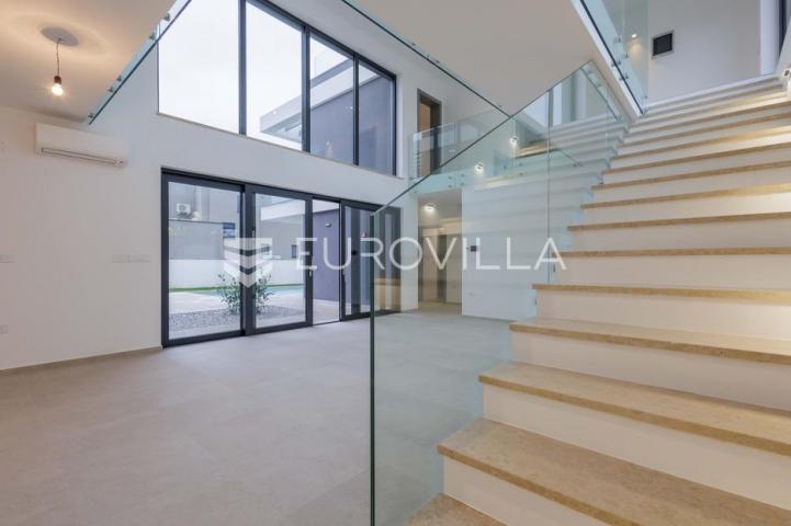 Istra, Pomer, unikatna, moderna villa 20 m od mora 417 m²