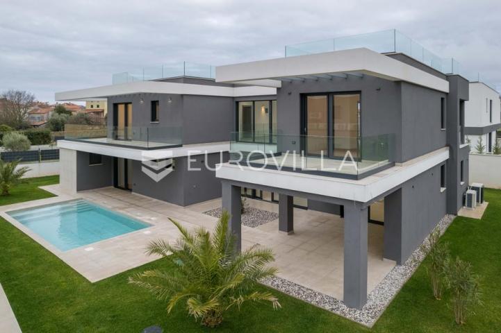 Istra, Pomer, unikatna, moderna villa 20 m od mora 417 m²