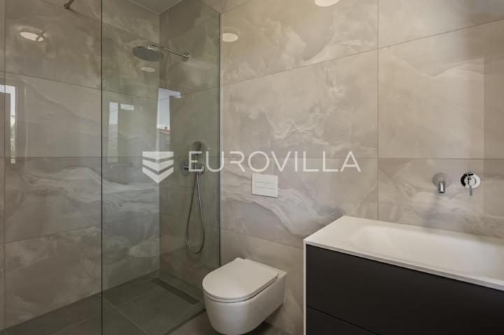 Istra, Pomer, unikatna, moderna villa 20 m od mora 417 m²