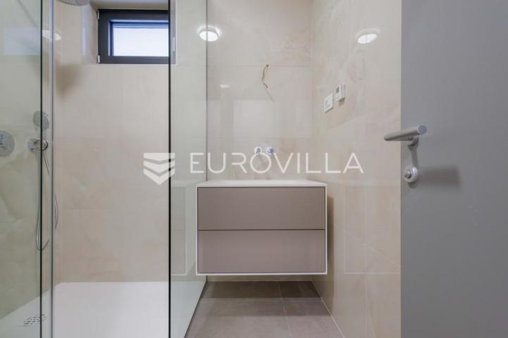 Istra, Pomer, unikatna, moderna villa 20 m od mora 417 m²