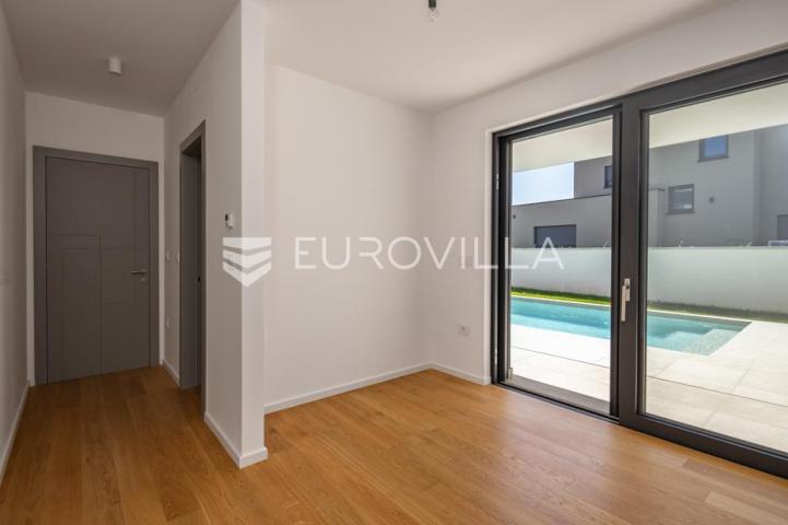 Istra, Pomer, unikatna, moderna villa 20 m od mora 417 m²