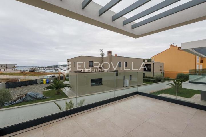 Istra, Pomer, unikatna, moderna villa 20 m od mora 417 m²