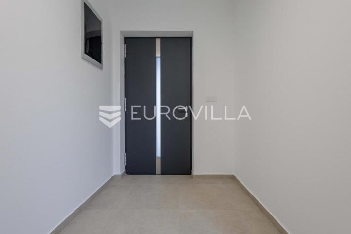 Istra, Pomer, unikatna, moderna villa 20 m od mora 417 m²
