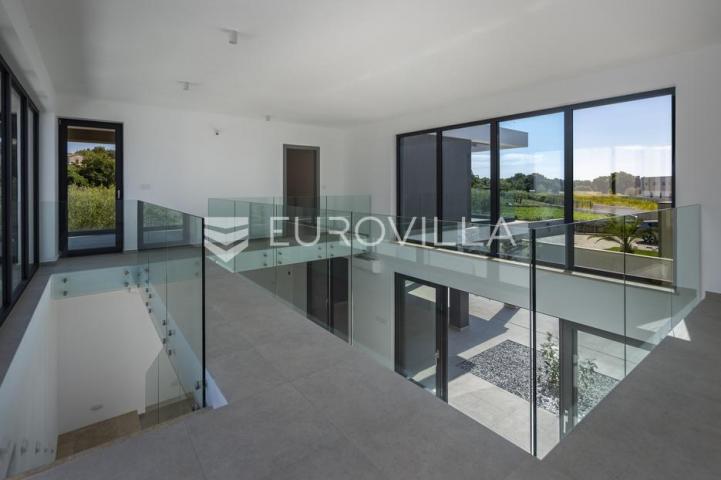 Istra, Pomer, unikatna, moderna villa 20 m od mora 417 m²