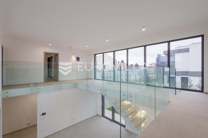 Istra, Pomer, unikatna, moderna villa 20 m od mora 417 m²