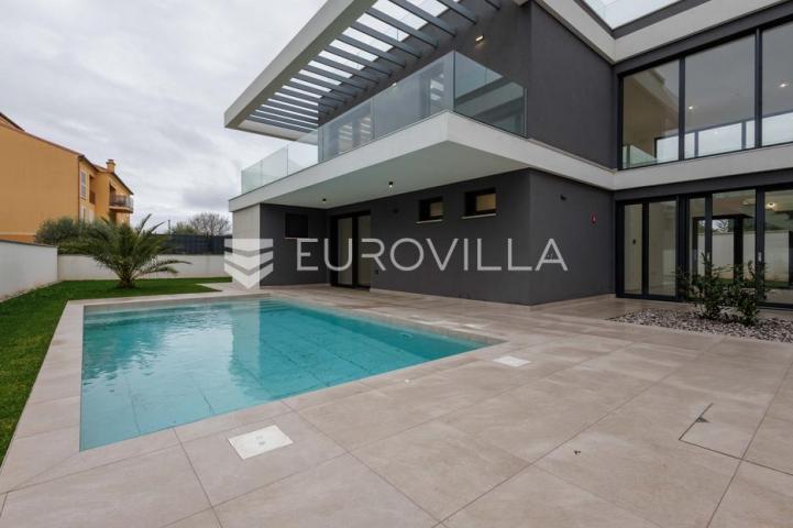 Istra, Pomer, unikatna, moderna villa 20 m od mora 417 m²