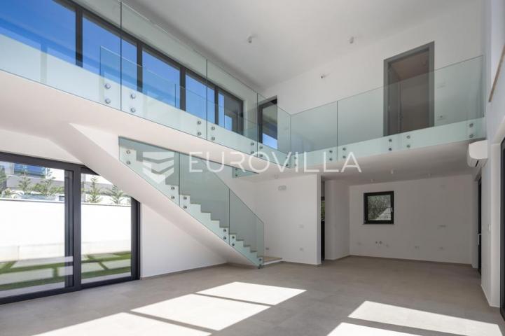Istra, Pomer, unikatna, moderna villa 20 m od mora 417 m²