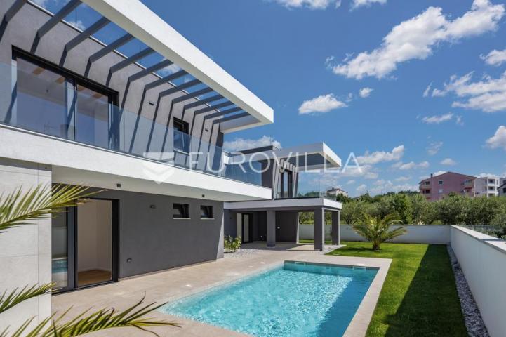Istra, Pomer, unikatna, moderna villa 20 m od mora 417 m²