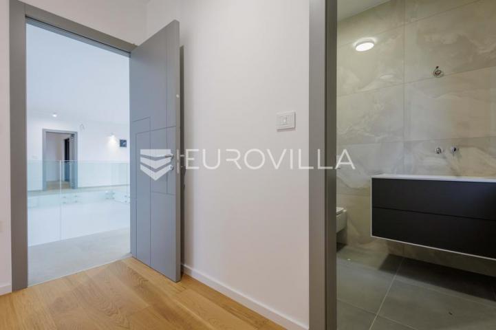 Istra, Pomer, unikatna, moderna villa 20 m od mora 417 m²