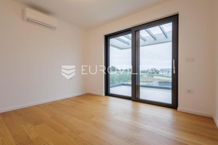 Istra, Pomer, unikatna, moderna villa 20 m od mora 417 m²