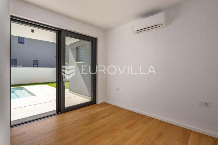 Istra, Pomer, unikatna, moderna villa 20 m od mora 417 m²